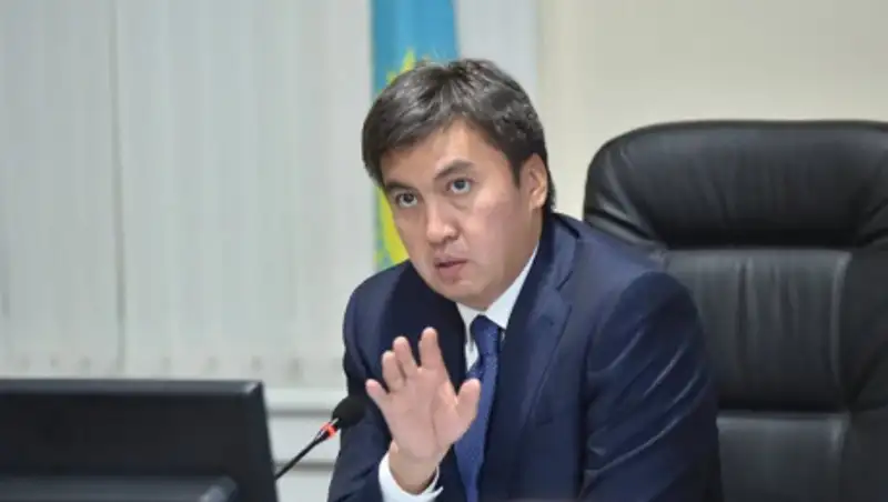 Аким Шымкента поговорил с жителями Арыси, требующими новые дома и земли