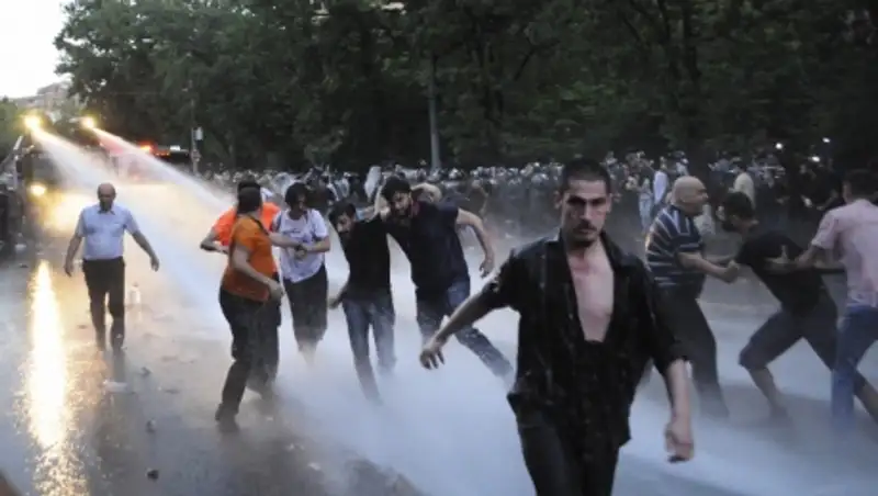 В Ереване почти 3 тыс. человек митингуют против повышения тарифов на электроэнергию