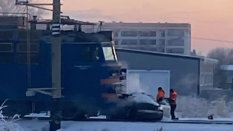 Поезд протаранил Chevrolet в Костанайской области
