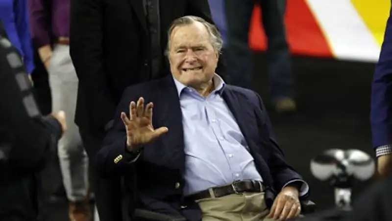 Джорджа Буша-старшего опять обвинили в сексуальных домогательствах