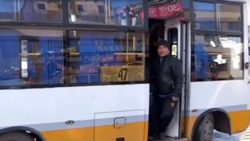 Аким Шымкента запретил кондукторам-зазывалам кричать на остановках