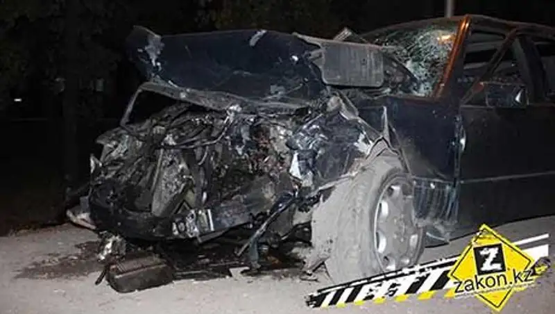 6 человек пострадали в результате сильного столкновения БМВ с Мерседесом в Алматы