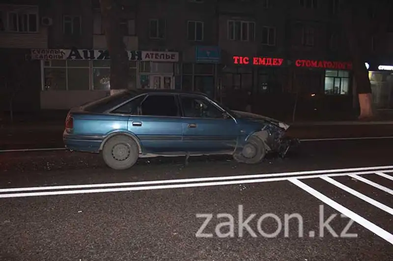 Водитель Мазды протаранил две машины и покинул место ДТП, Алматы (фото), фото - Новости Zakon.kz от 13.11.2013 18:48