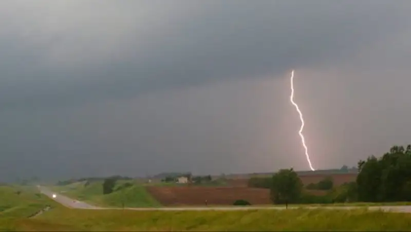 Футболист погиб от удара молнии во время матча студенческих команд в Алтайском крае 