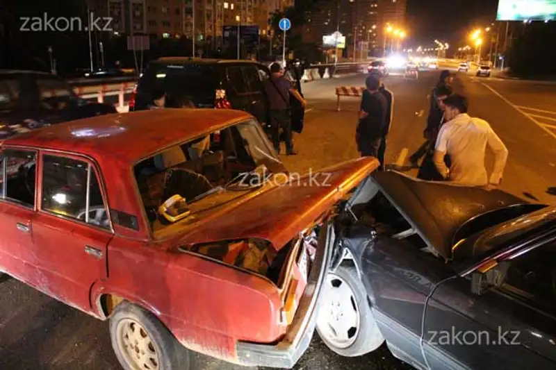 Дорожные ограждения на проспекте Аль-Фараби спровоцировали столкновение 4 машин (фото), фото - Новости Zakon.kz от 17.06.2013 17:37
