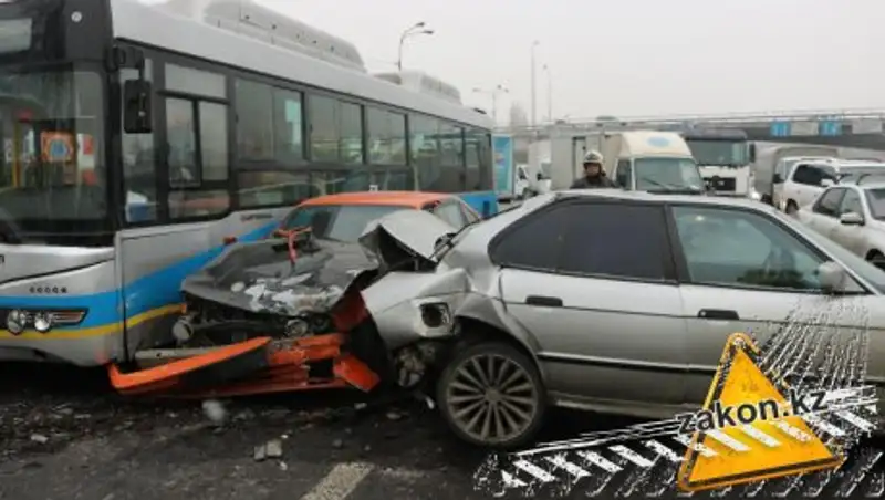 Предположительно пьяный водитель спровоцировал массовое ДТП в Алматы