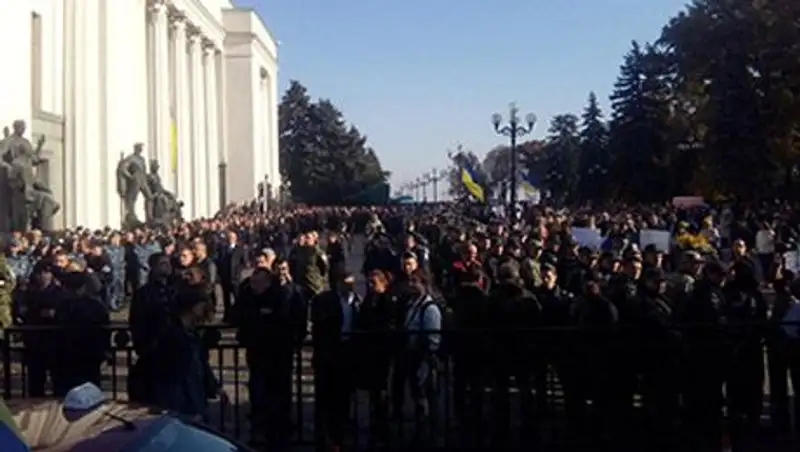 Националисты забросали здание Рады коктейлями Молотова