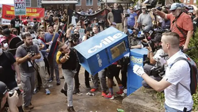 Автомобиль врезался в демонстрантов в США