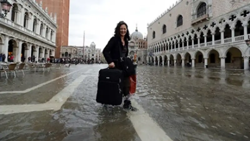 Власти Венеции собрались штрафовать туристов за шумные чемоданы