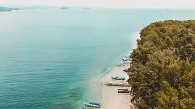 Индонезия планирует ввести туристический налог