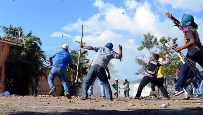 В Мексике манифестанты атаковали резиденцию мэра города Игуала