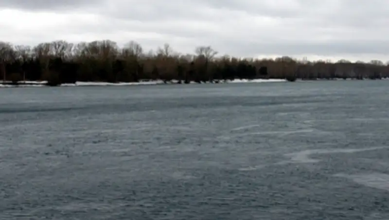 В Усть-Каменогорске мужчина пытался совершить самоубийство, спрыгнув с парапета в Иртыш