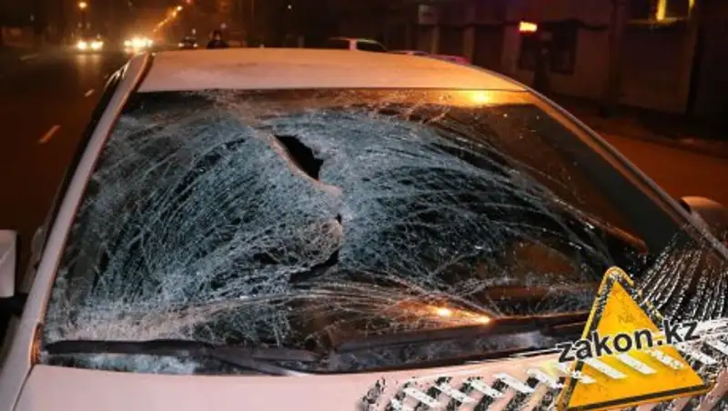 В нескольких метрах от пешеходного перехода в Алматы сбили мужчину