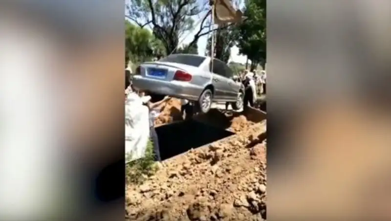В Китае мужчину похоронили в автомобиле