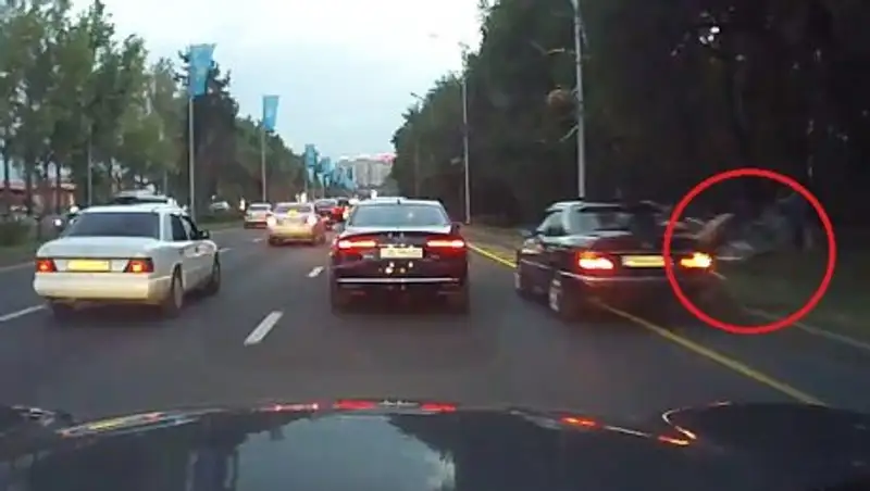 В Алматы невнимательный велосипедист врезался в стоявшую машину