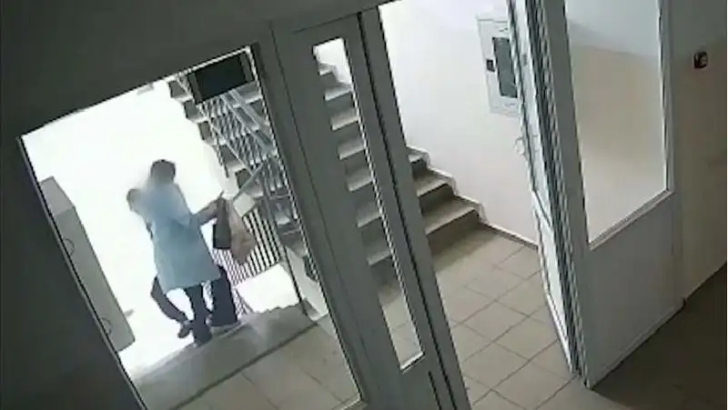 Мужчина напал на астанчанку в подъезде и сорвал золотую цепочку