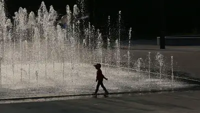 фонтан, ребенок, 1 июня , фото - Новости Zakon.kz от 31.05.2022 15:32