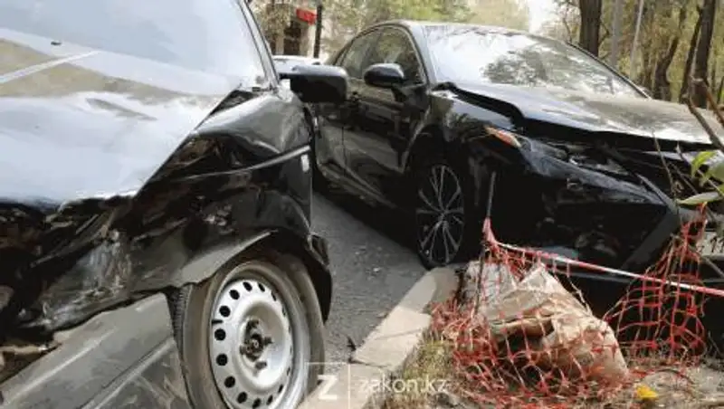 Volkswagen столкнулся с Toyota в Алматы - пострадали дети