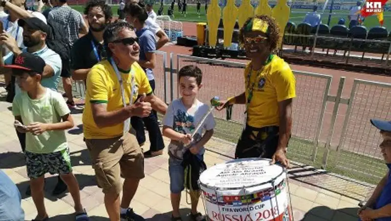 Сборная Бразилии отметила день рождения Коутиньо на открытой тренировке в Сочи