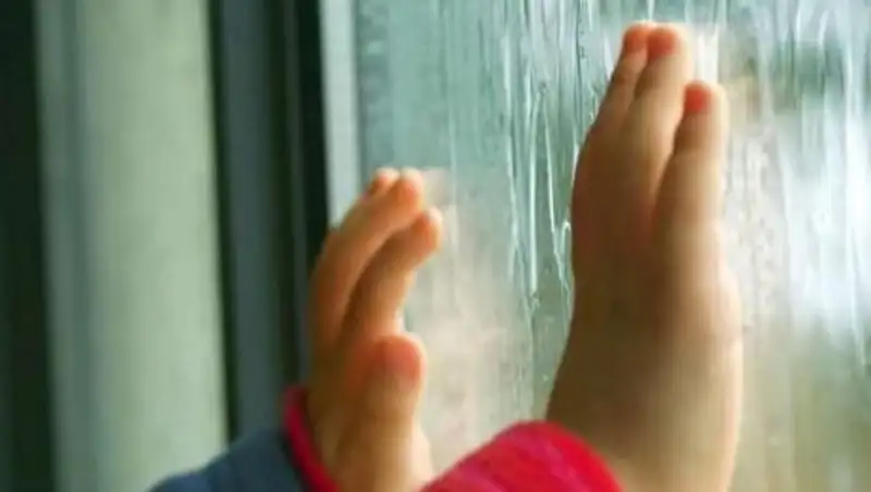 Ақтөбеде бір жасар бала 6 қабаттан құлап кетті 