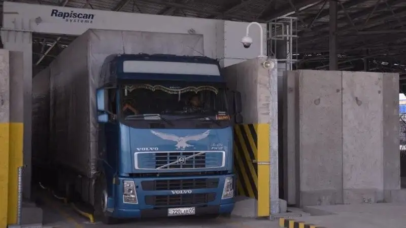 Почему возникают пробки из фур на границе, объяснили в Комитете госдоходов