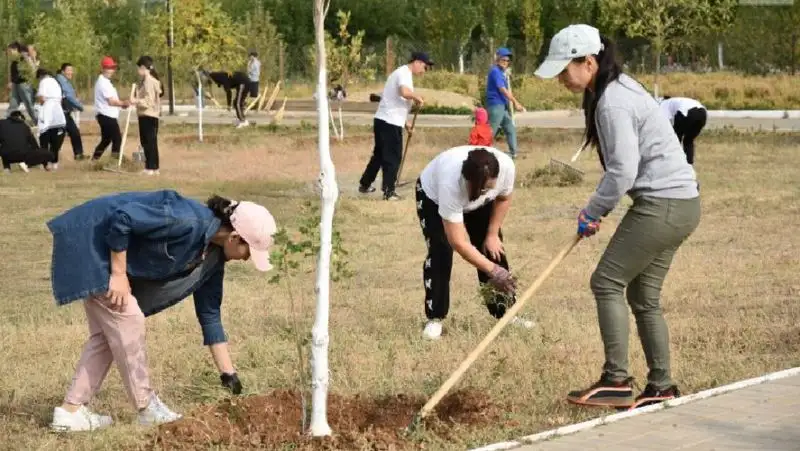 Жители Актобе вышли на субботник