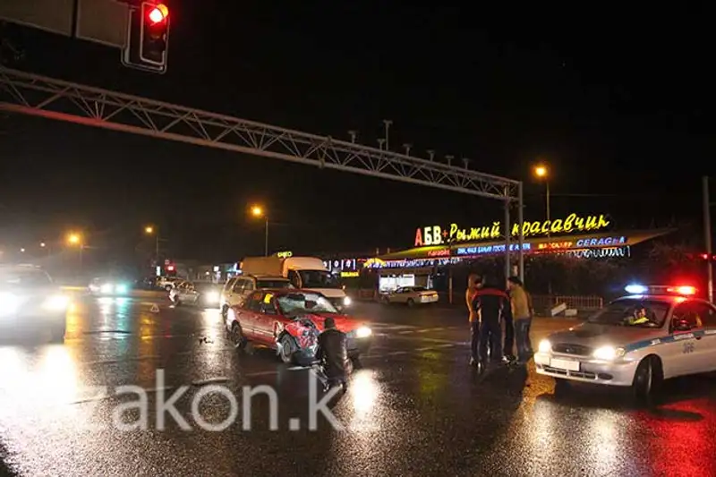 Водитель Мазды насмерть сбил пешехода и столкнулся с тремя машинами в Алматы (фото), фото - Новости Zakon.kz от 11.11.2013 17:05