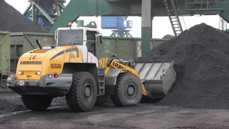 Пенсионерка пришла за углем и погибла под колесами погрузчика