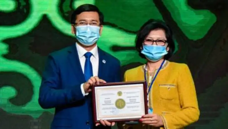 Пять лучших учителей ЗКО получили награды за свой нелегкий труд