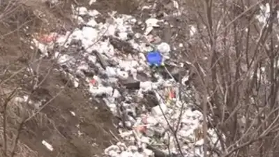 Жители поселка Кемертоган в Алматинской области утопают в мусоре, фото - Новости Zakon.kz от 10.03.2023 06:56