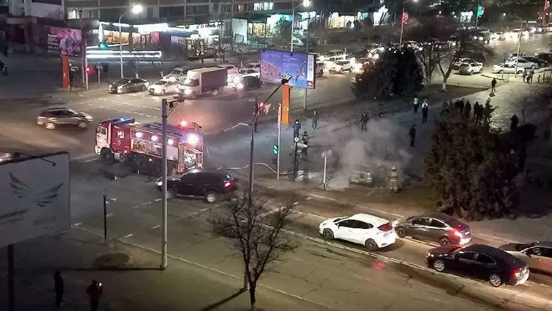 Кроссовер загорелся на проезжей части в Актау