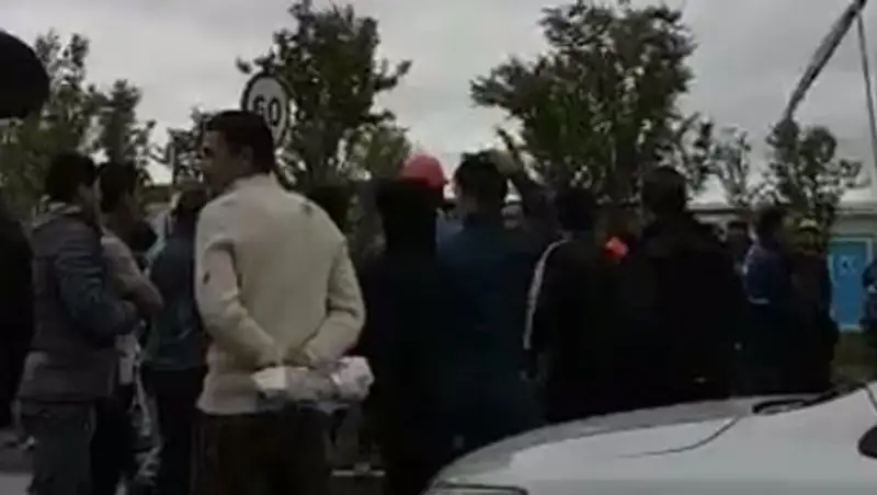 Рабочим, перекрывшим дорогу в Алматы, выплатят задолженность по зарплате