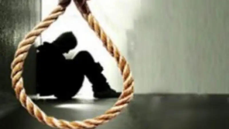 В Кокшетау молодой парень порезал руки и пытался повеситься