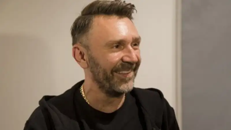 Шнуров официально развелся с Матильдой