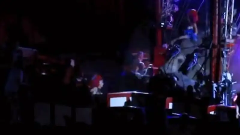 Слон упал на зрителей во время выступления