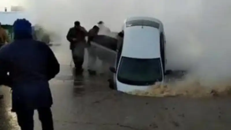 Коммунальщики Петропавловска возместят ущерб за провал в яму авто