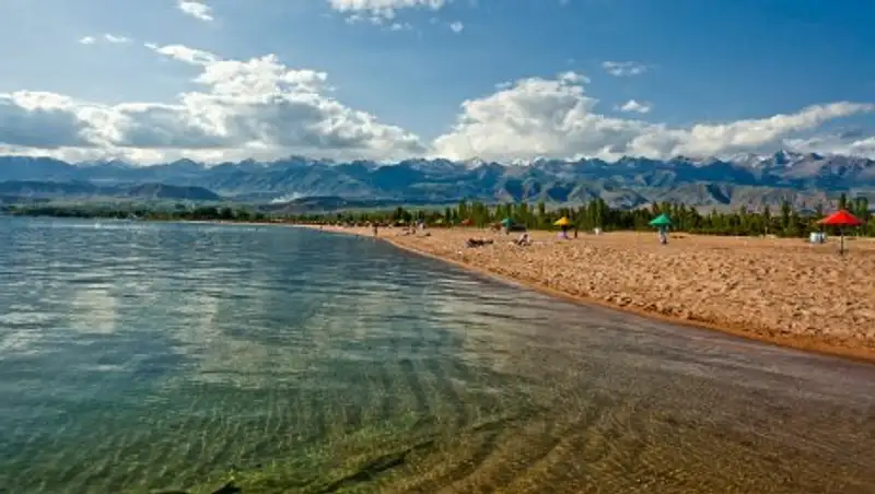 Брат и сестра переплыли Иссык-Куль, чтобы поехать с мамой в Москву