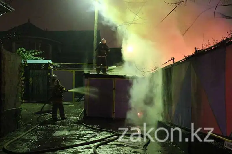 В Алматы огонь уничтожил частный запас угля на зиму и автомобиль (фото) В Алматы огонь уничтожил частный запас угля на зиму и автомобиль (фото), фото - Новости Zakon.kz от 06.11.2013 16:38