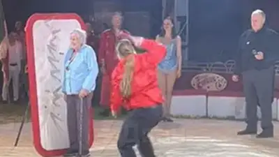 В Великобритании 99-летняя женщина стала мишенью для метателя ножей в цирке, фото - Новости Zakon.kz от 16.05.2023 02:52