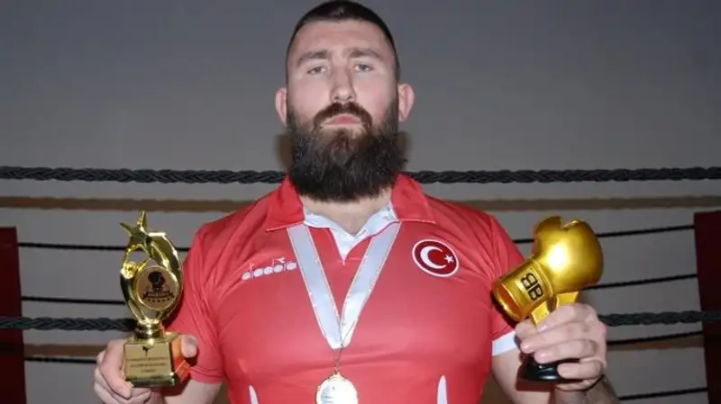 Кикбоксер выставил на аукцион "золотые перчатки", чтобы помочь пострадавшим в Турции