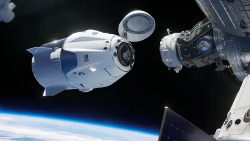 Пилотируемый корабль SpaceX успешно пристыковался к МКС