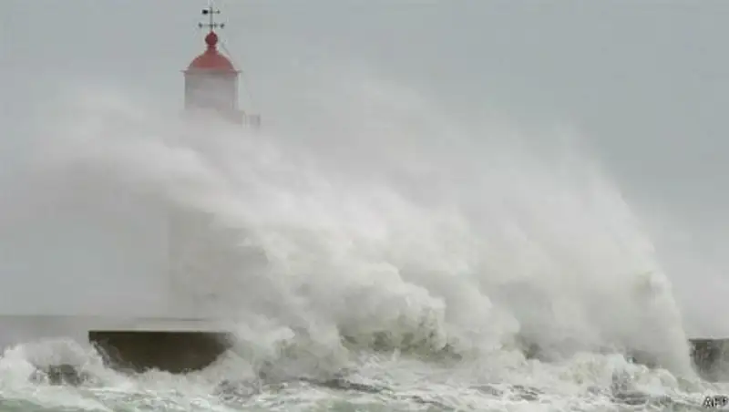 Сильный шторм и наводнения в Англии: двое погибших