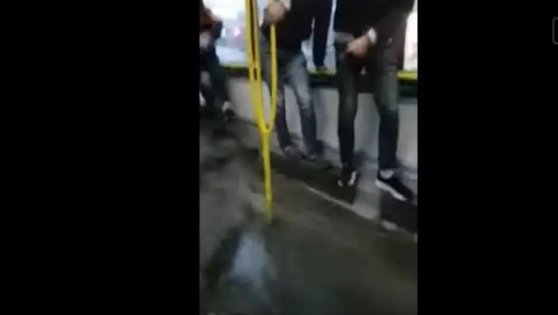 Водителя подтопленного автобуса в Астане отстранили за излишнюю смелость