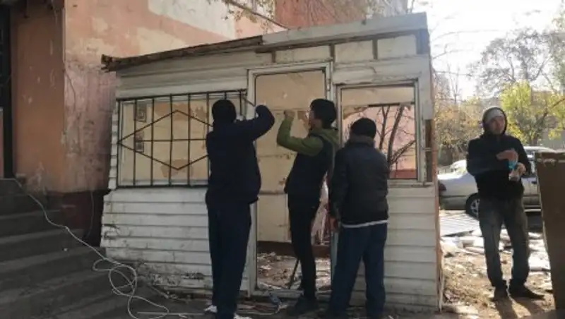В Алматы продолжается снос киосков