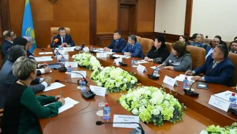 Аким ЮКО встретился с председателями этнокультурных объединений