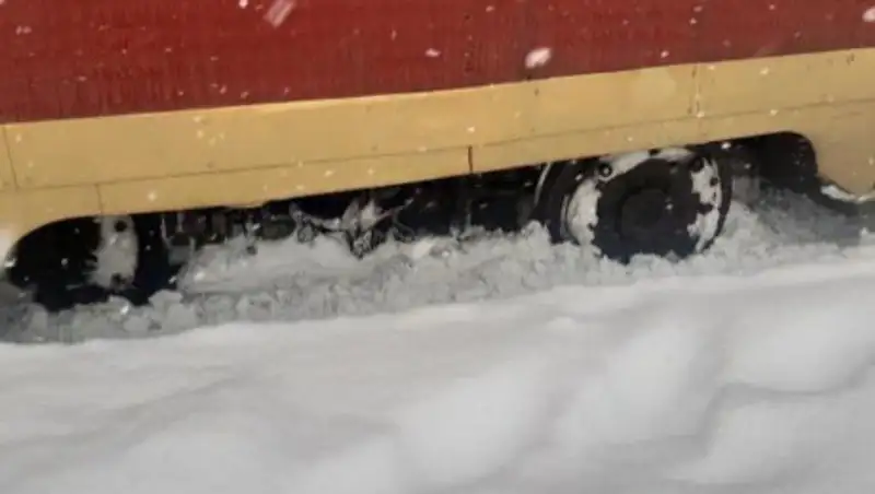 Снежный коллапс в Усть-Каменогорске: парализовано движение трамваев