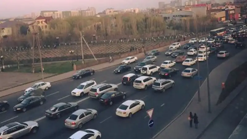 Из-за репетиций парада Астана второй день стоит в пробках