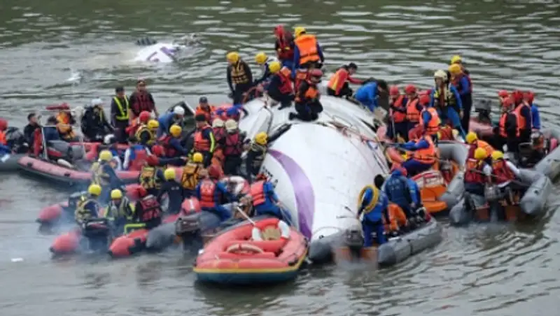 В крушении самолета на Тайване погибли 12 человек