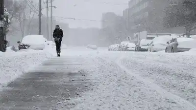 Секретами безопасного падения на льду поделился травматолог, фото - Новости Zakon.kz от 10.12.2022 12:30