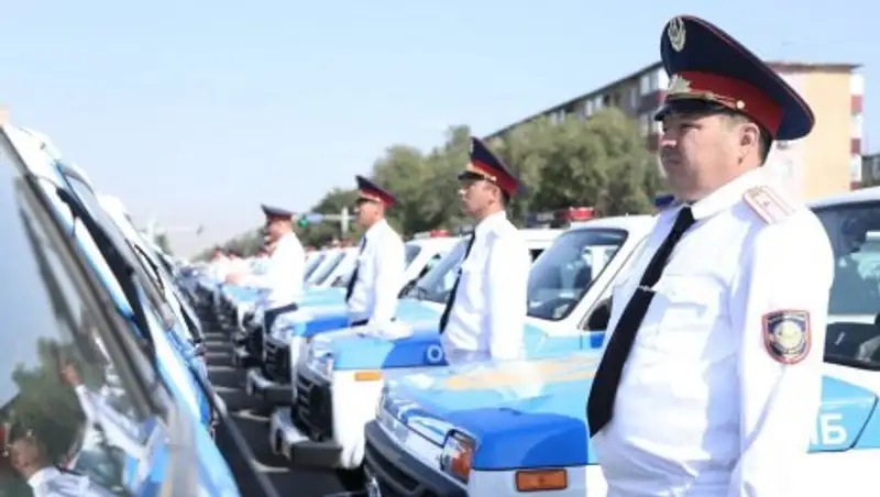 В канун Дня Конституции актюбинской полиции вручили 180 новых автомобилей